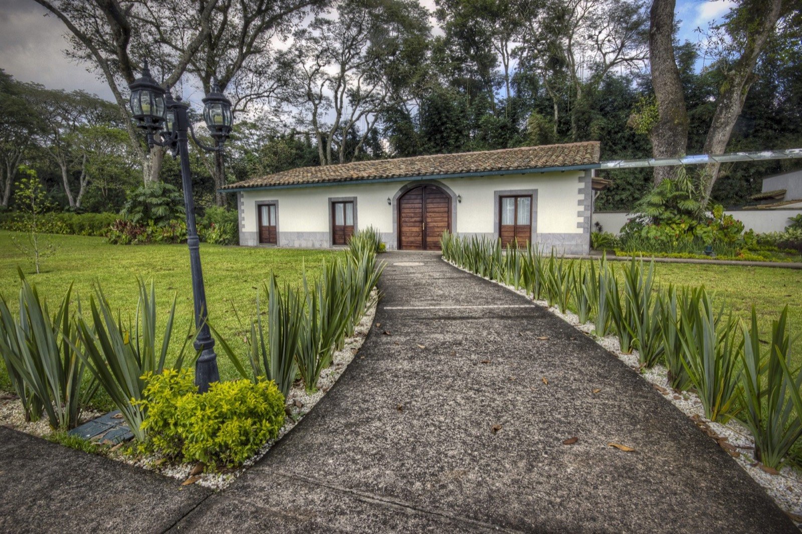 Casa de una finca cafetalera rodeada de jardines