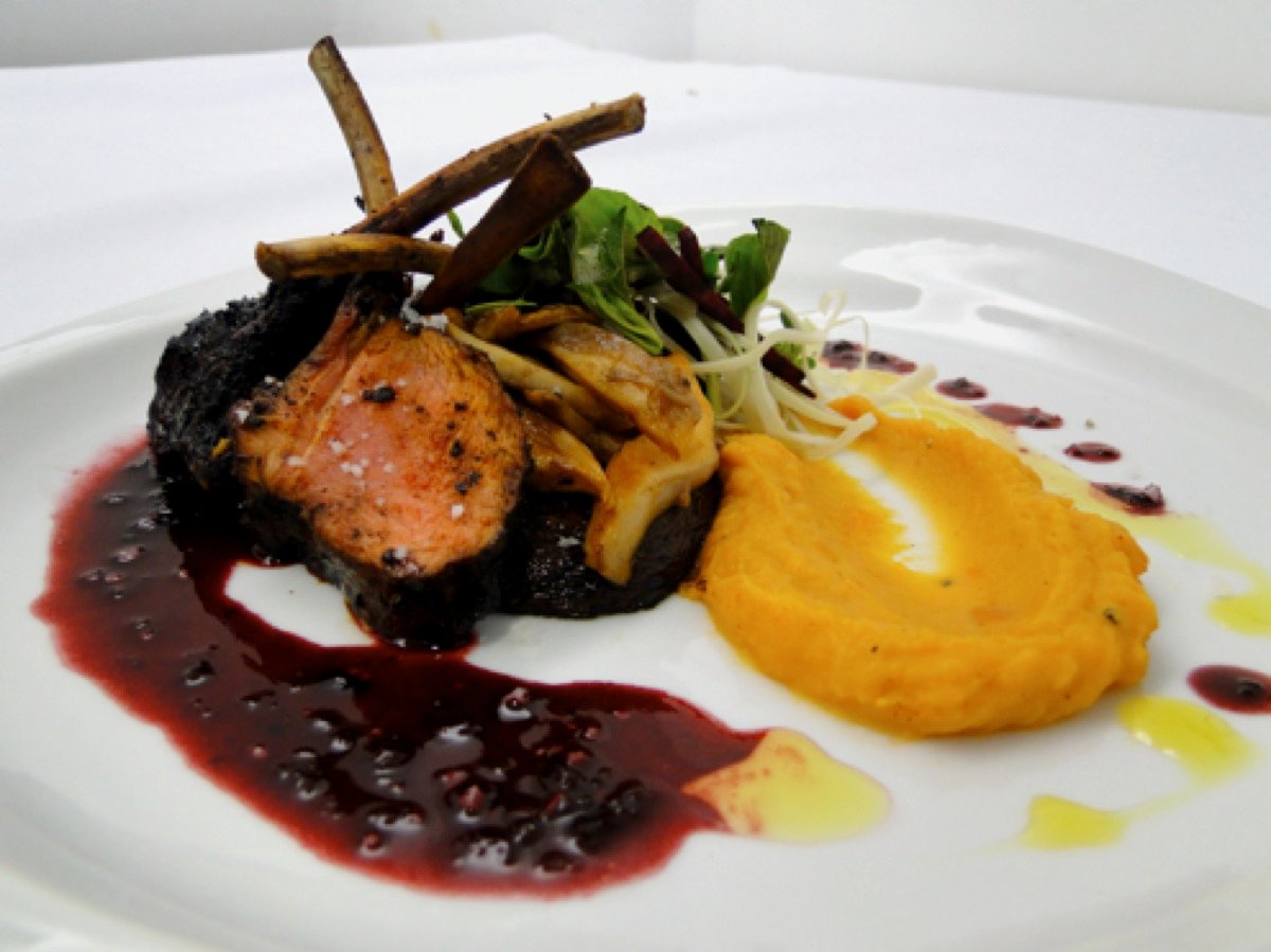 Platillo de pato con puré y salsa de frutos
